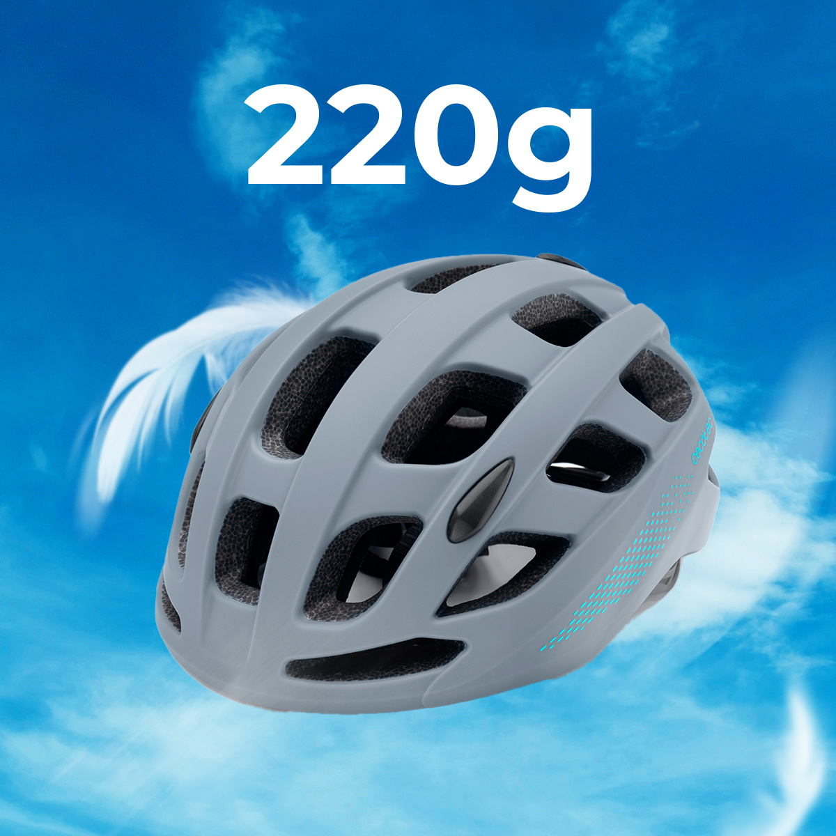 Un casco de bicicleta gris claro sobre fondo de cielo azul, con el texto 220g arriba.
