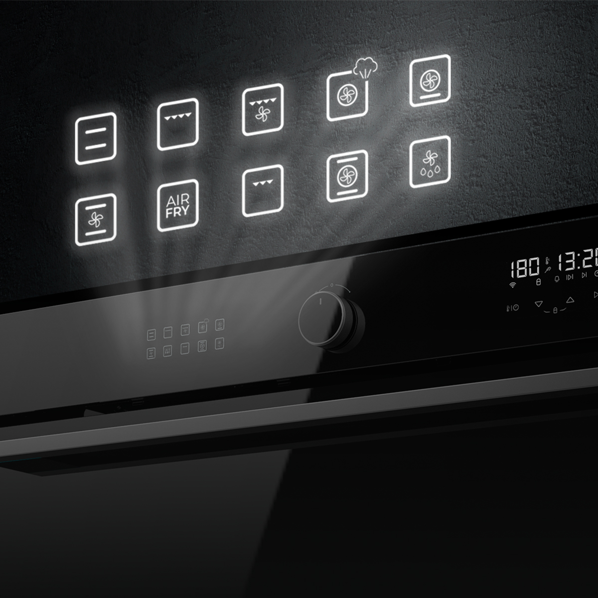 Iconos y botones de control del horno iluminados en un panel negro.