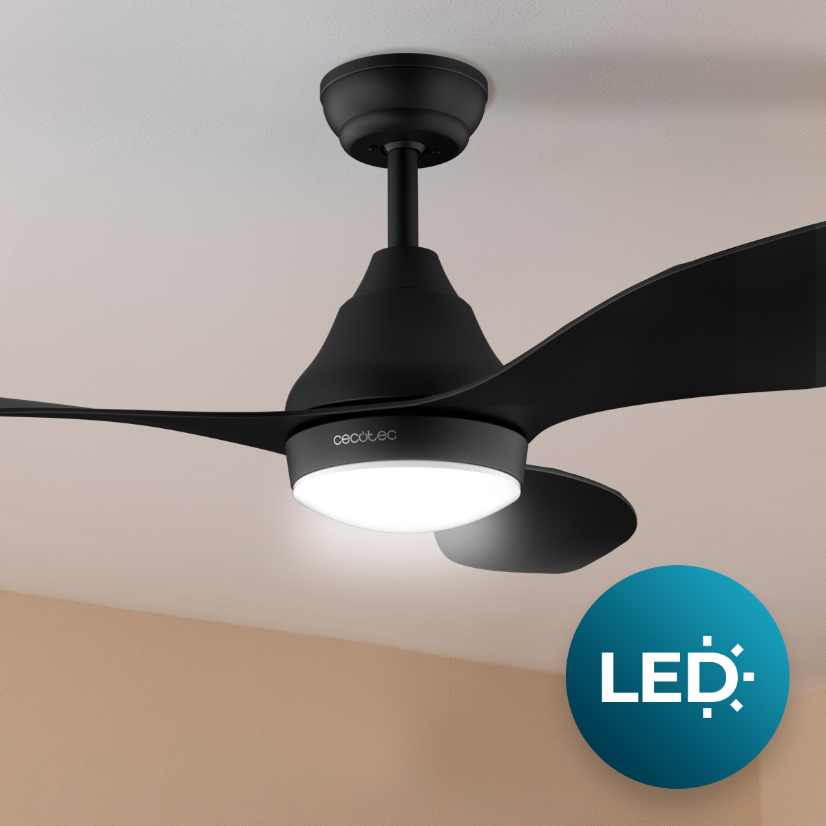 Un ventilatore da soffitto nero con luce LED illuminata montato su un soffitto chiaro.
