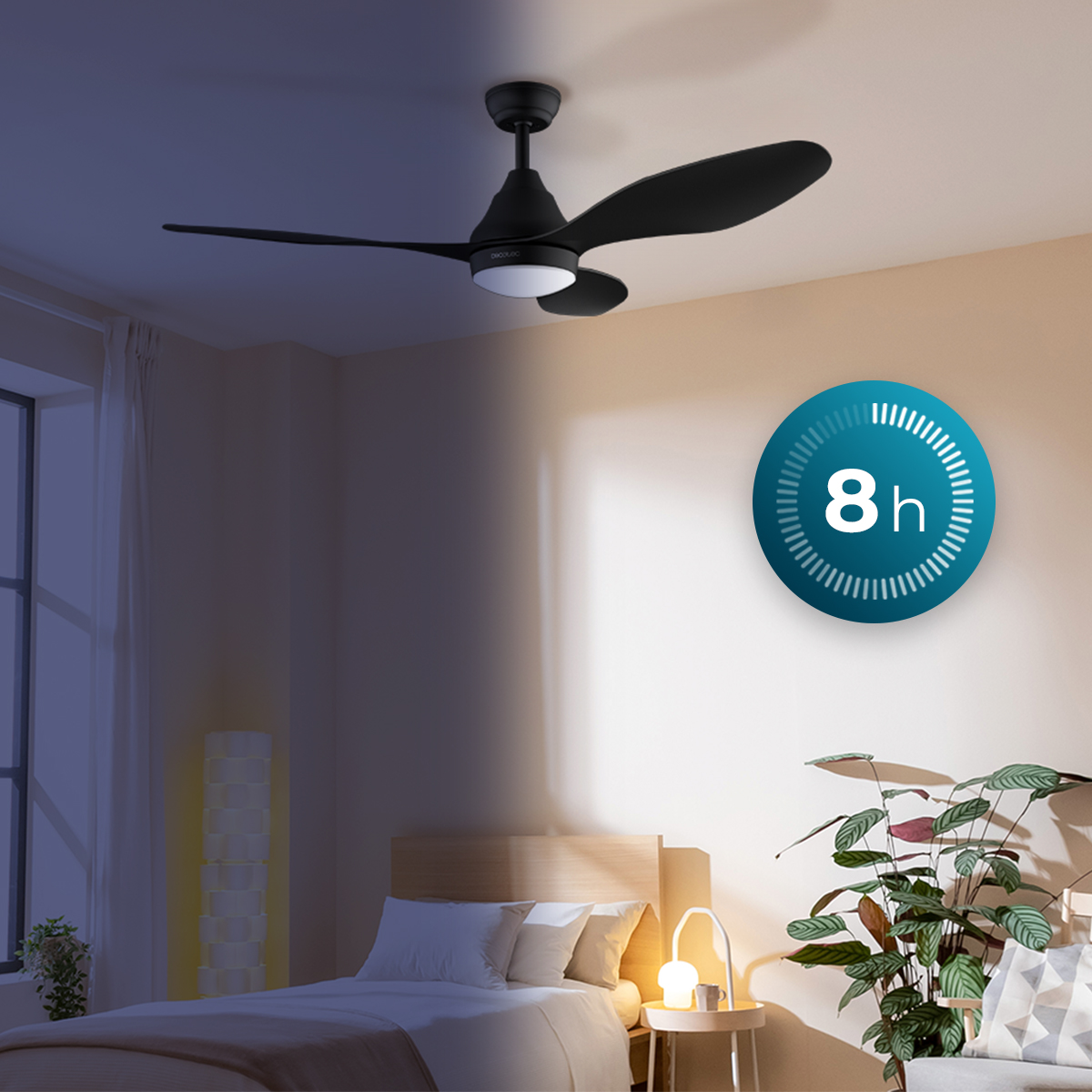 Camera da letto con ventilatore a soffitto nero, letto, lampada e icona timer blu da 8 ore.