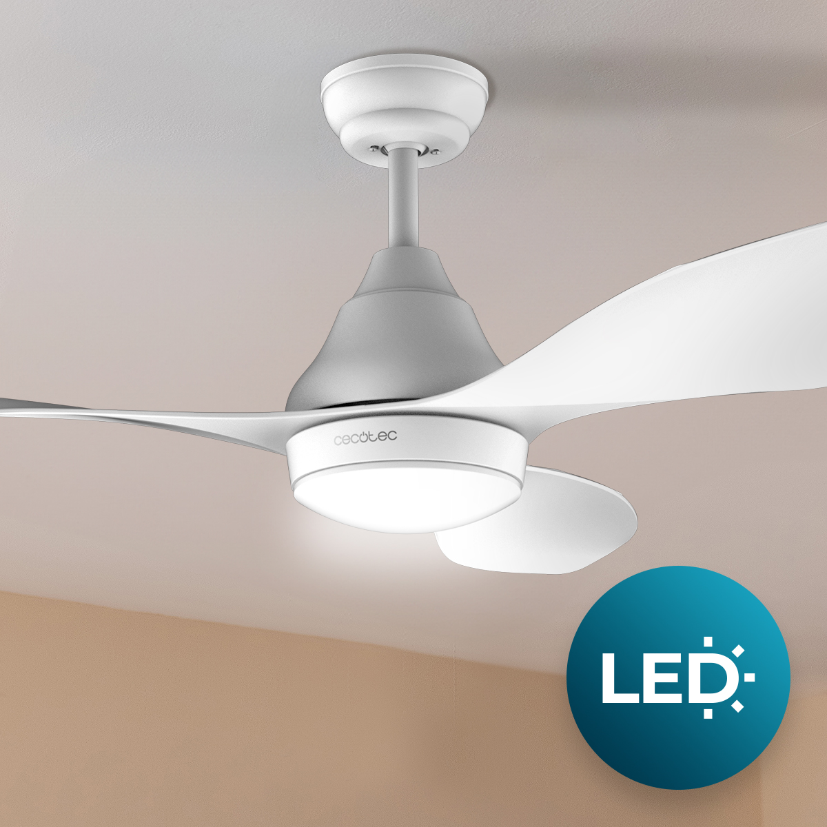 Ventilatore da soffitto bianco con luce LED integrata sul soffitto.