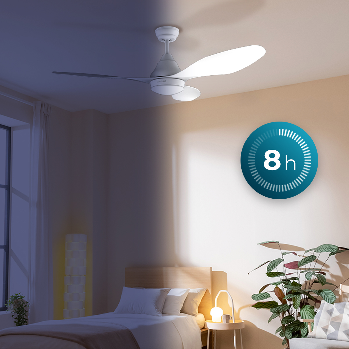 Un ventilatore da soffitto bianco in una camera da letto moderna con una grafica blu del timer da 8 ore.