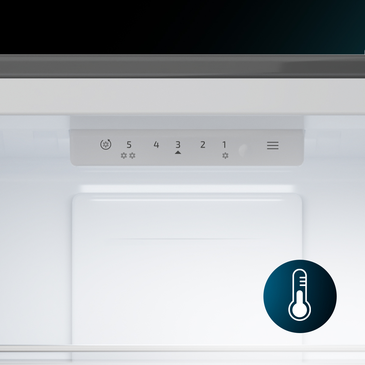 Interior de refrigerador con pantalla de temperatura digital e icono de termómetro.