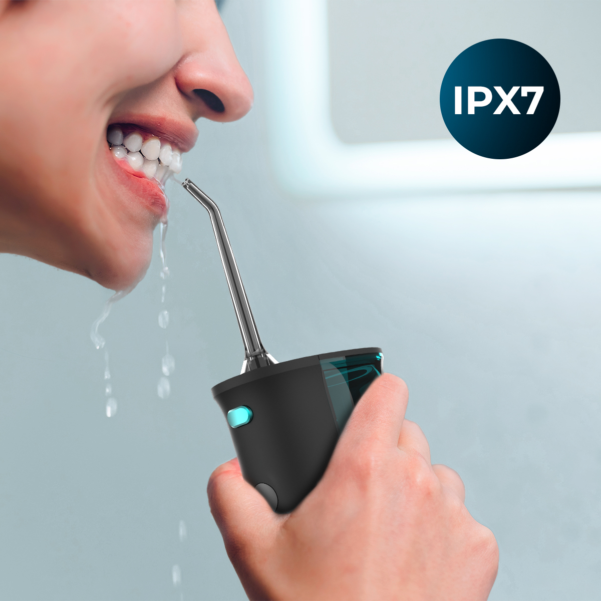 Una persona usa un idropulsore nero in bagno, con logo IPX7.