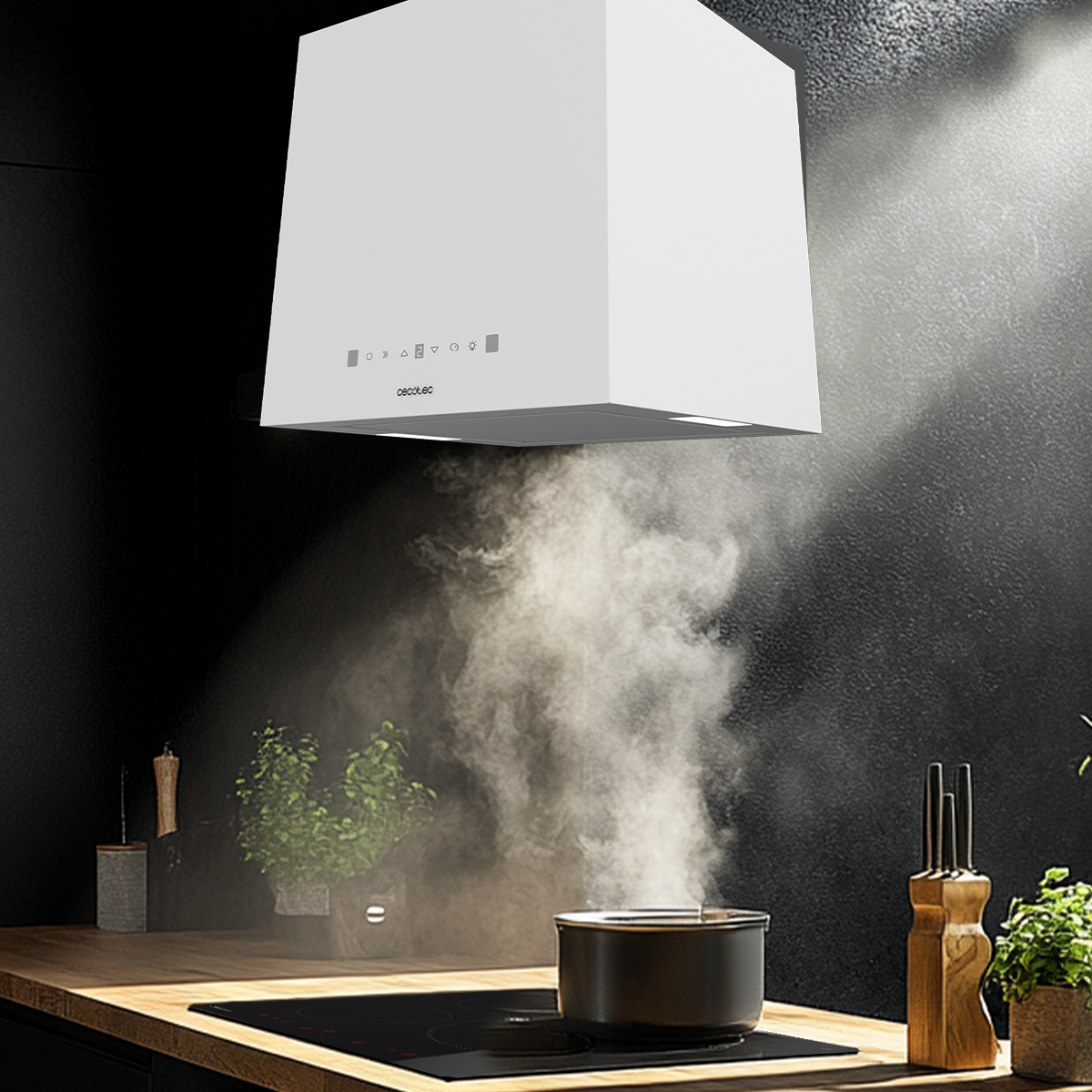 Una campana extractora blanca sobre una olla en la estufa, liberando vapor contra una pared oscura.