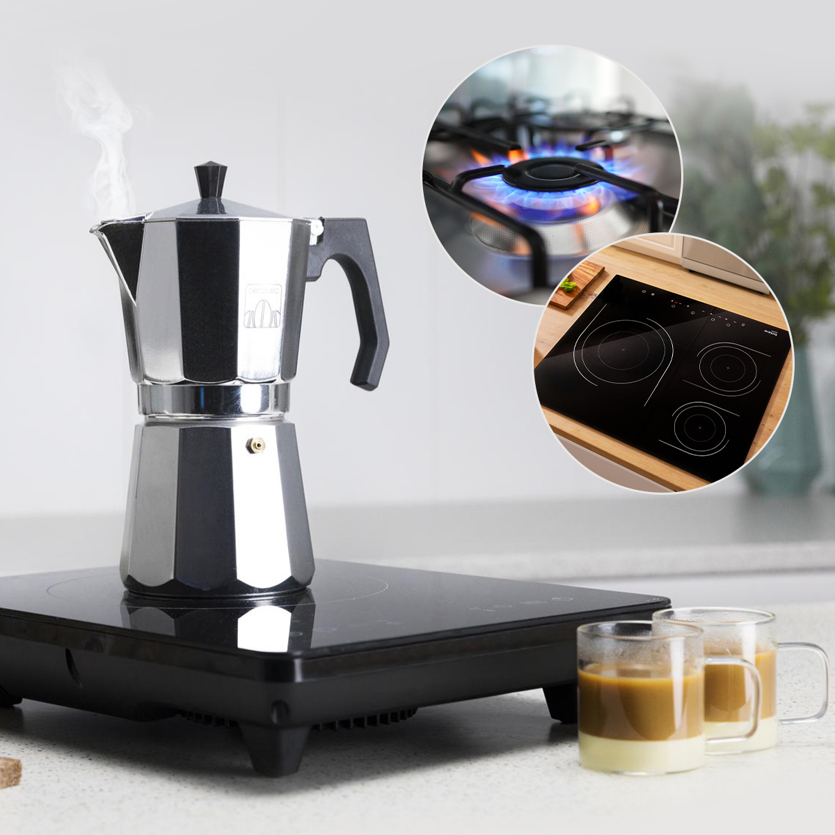 Eine silberne Mokkakanne auf einer schwarzen Kochplatte, mit zwei Tassen Kaffee und eingesetzten Bildern von Herden.