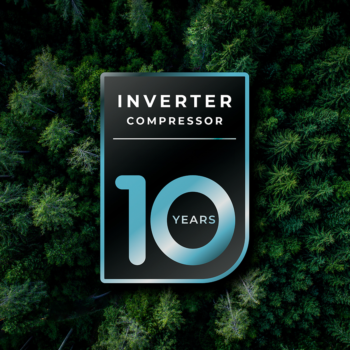 Un emblema que dice Inverter Compressor 10 Years sobre un fondo de bosque verde.