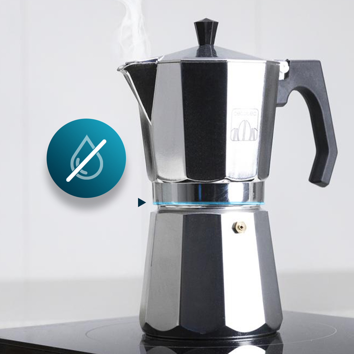 Eine silberne Espressokanne steht auf einer Kochplatte, mit Dampf aufsteigend und einem Wasser-Symbol links.