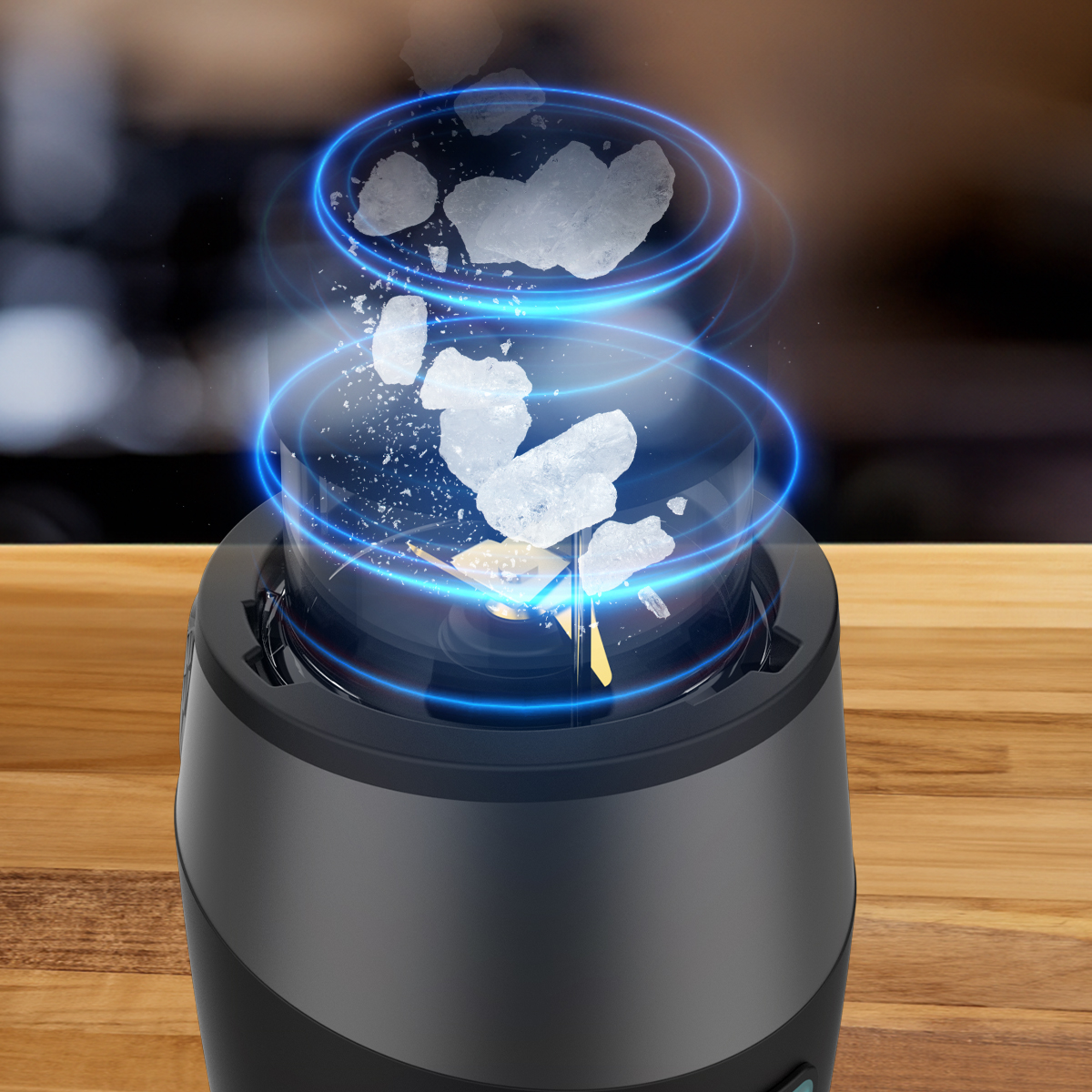 Una licuadora gris triturando cubitos de hielo con anillos de luz azul en una mesa de madera.