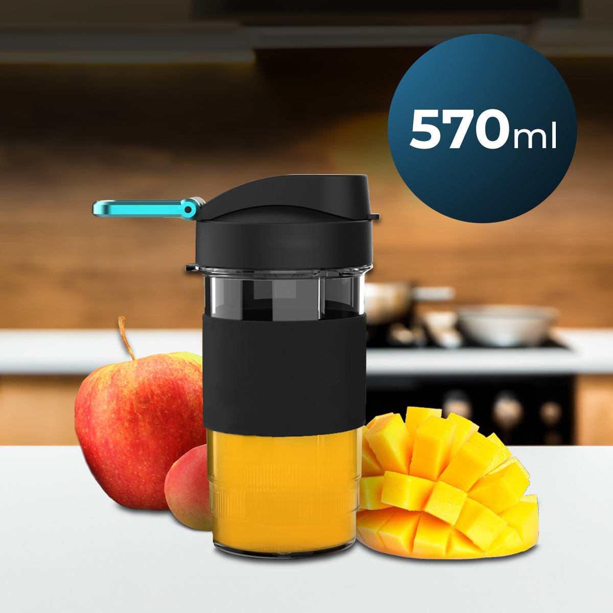 Una botella mezcladora negra con jugo de naranja, manzanas y mango en rodajas en una encimera.
