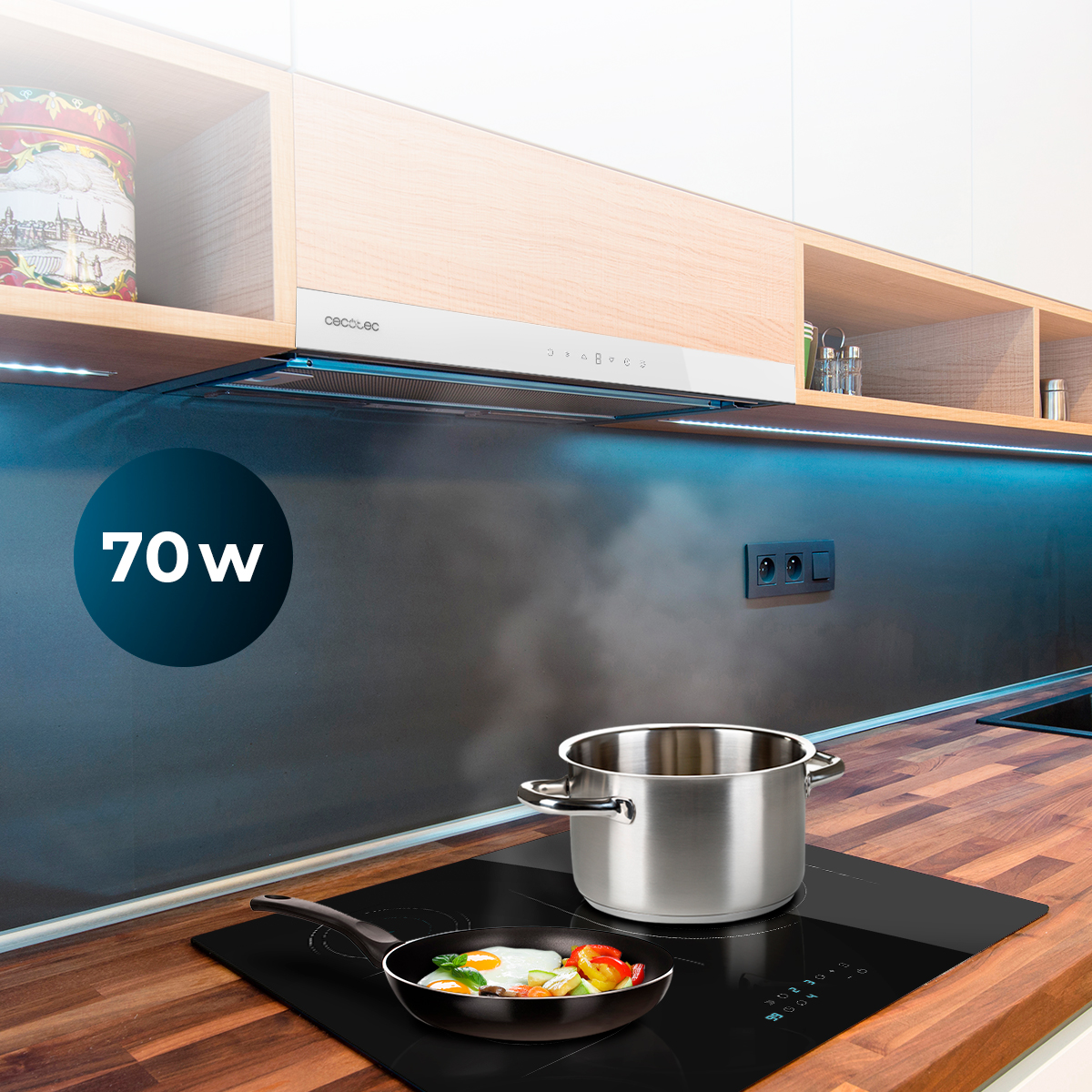 Una olla de acero inoxidable y una sartén con huevo frito y verduras en una cocina moderna.