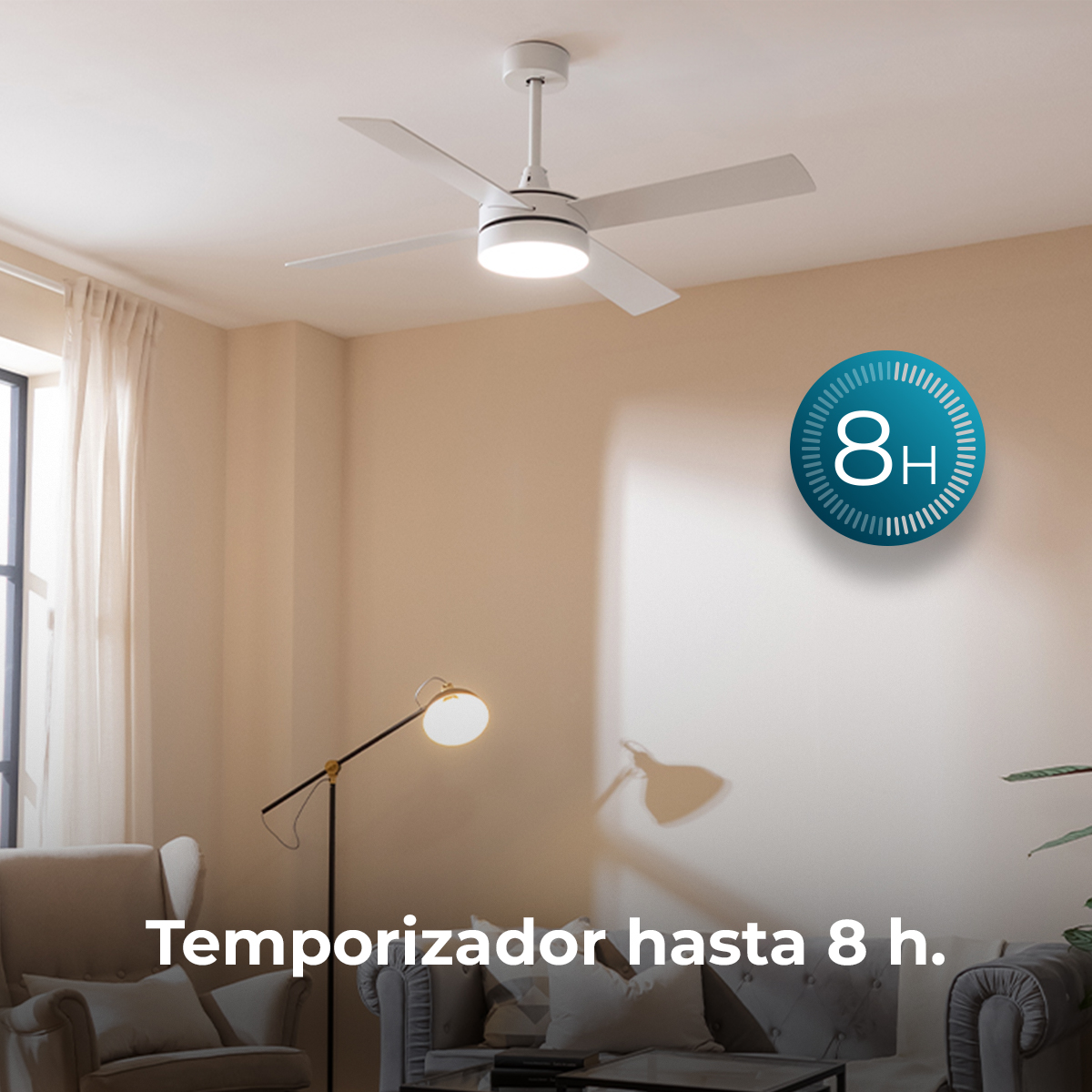 Salón moderno con ventilador de techo blanco, lámpara de pie e icono de temporizador de 8 horas.