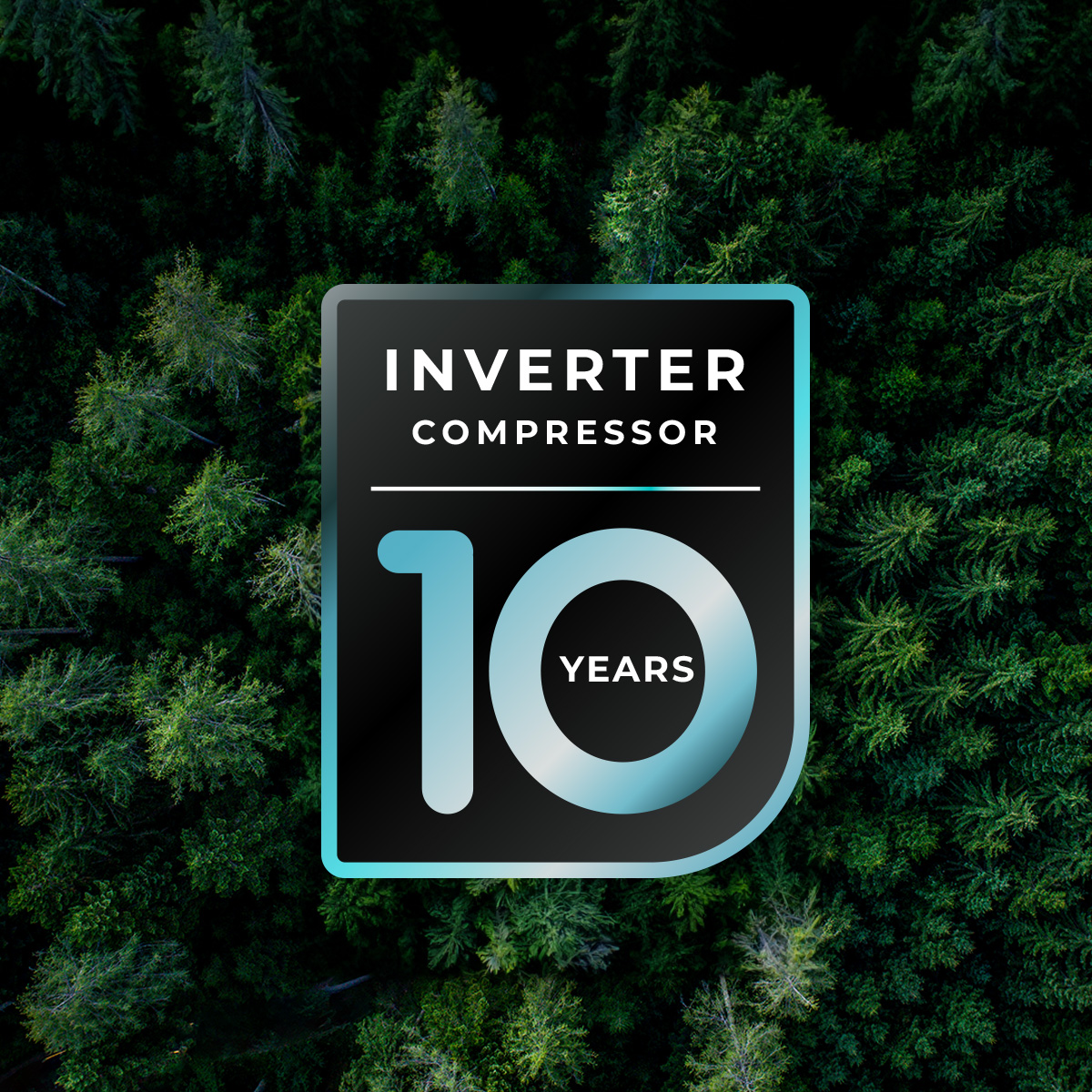 Un logo blu Inverter Compressor 10 anni su una fitta foresta.