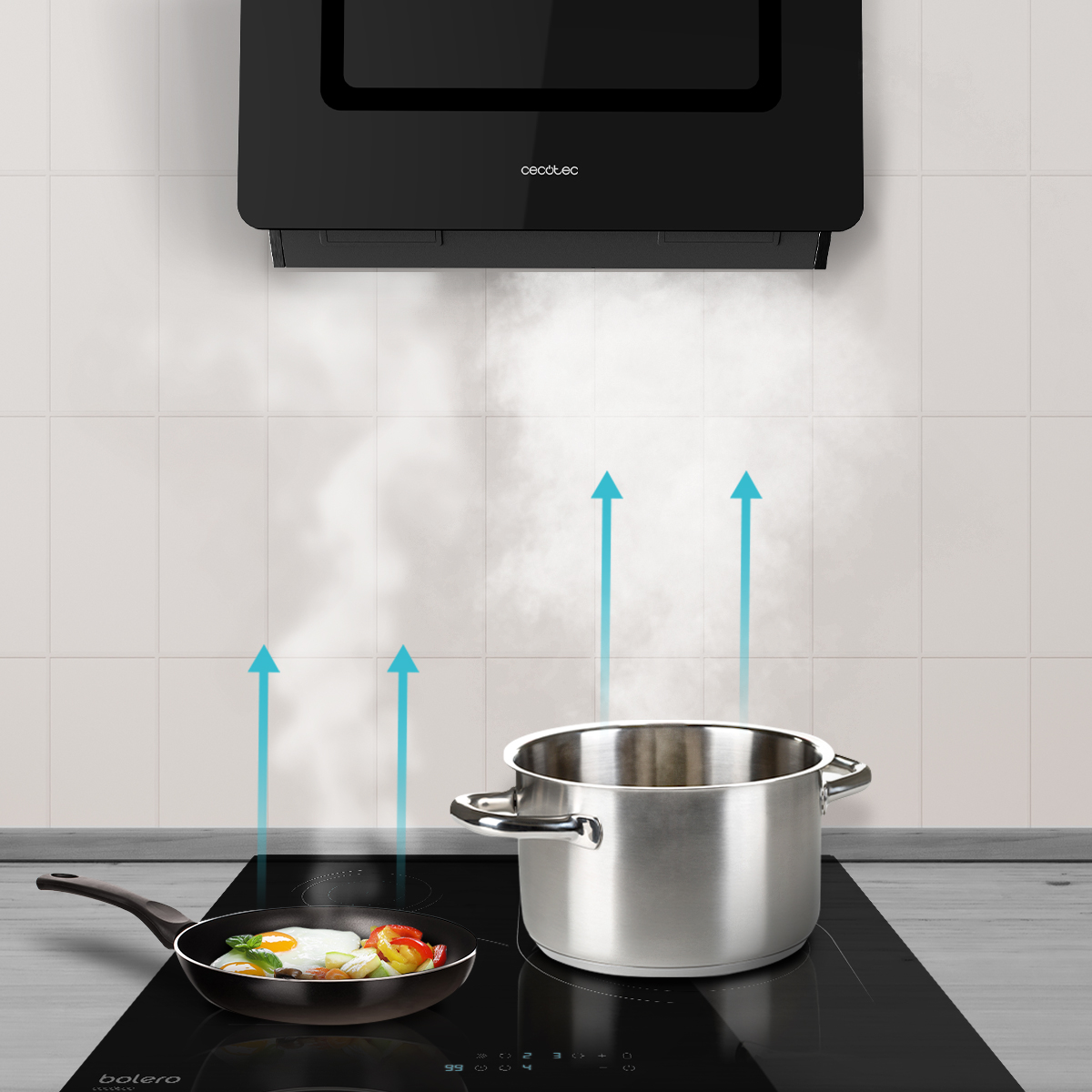 Una campana extractora negra sobre una placa con sartén y Olla, mostrando vapor ascendente.