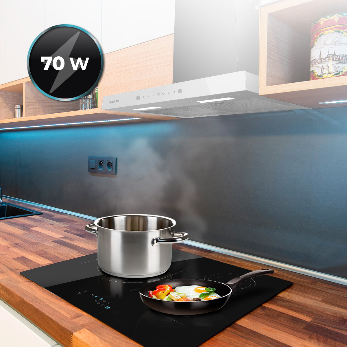 Cocina moderna con placa, olla, sartén y campana extractora.