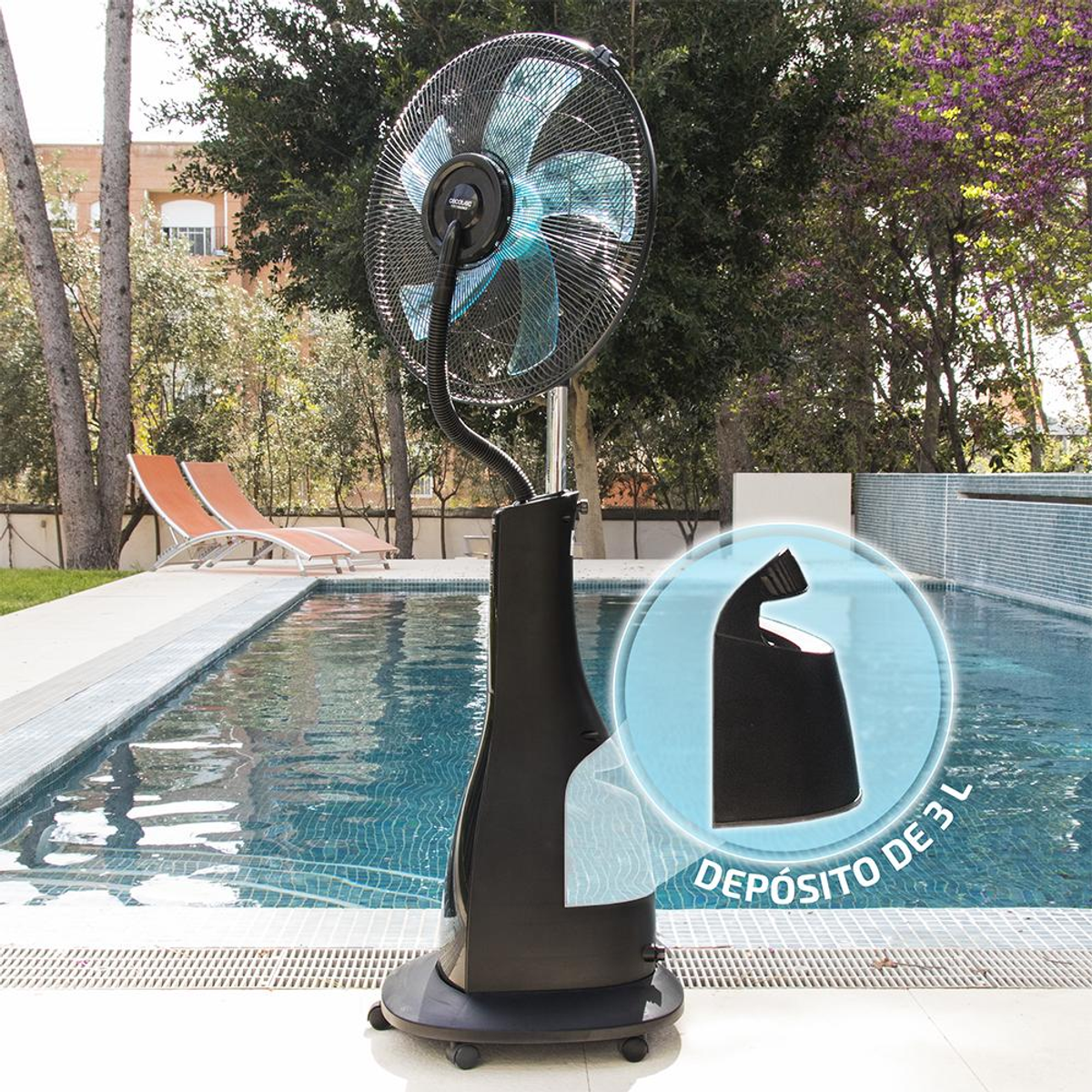 Un ventilatore a piantana nero con serbatoio d'acqua vicino a una piscina.