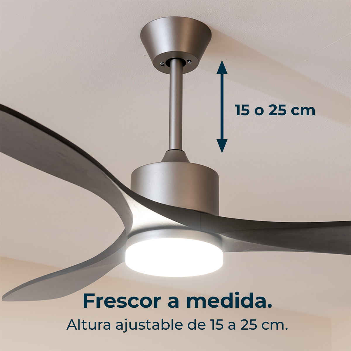 Ventilador de techo gris con luz y altura ajustable de 15 o 25 cm.
