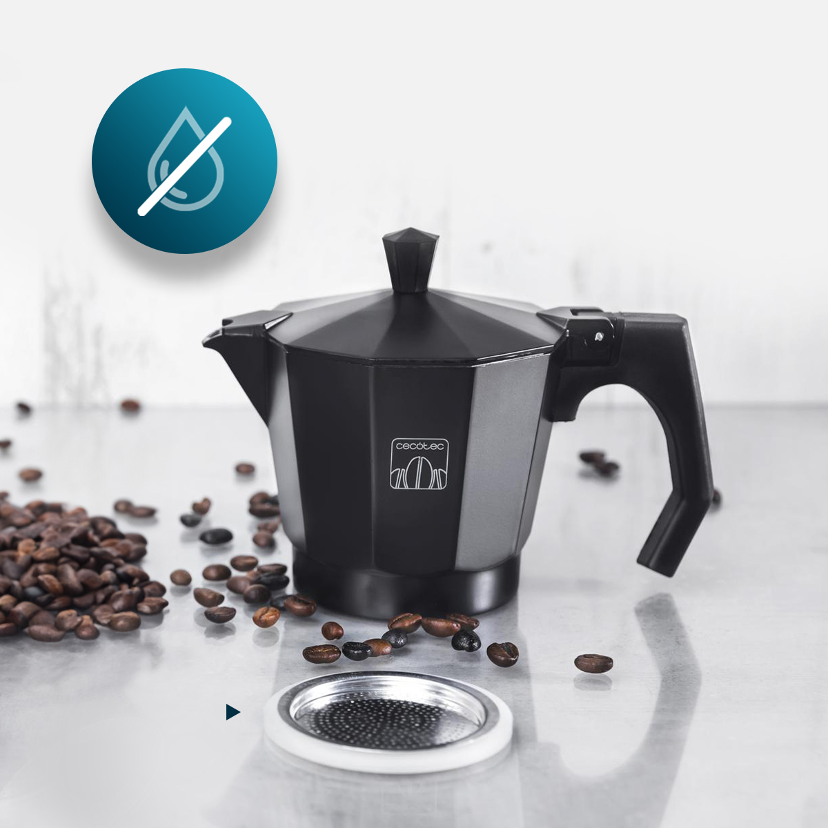 Caffettiera moka nera con chicchi di caffè su un tavolo e un'icona con goccia d'acqua barrata.