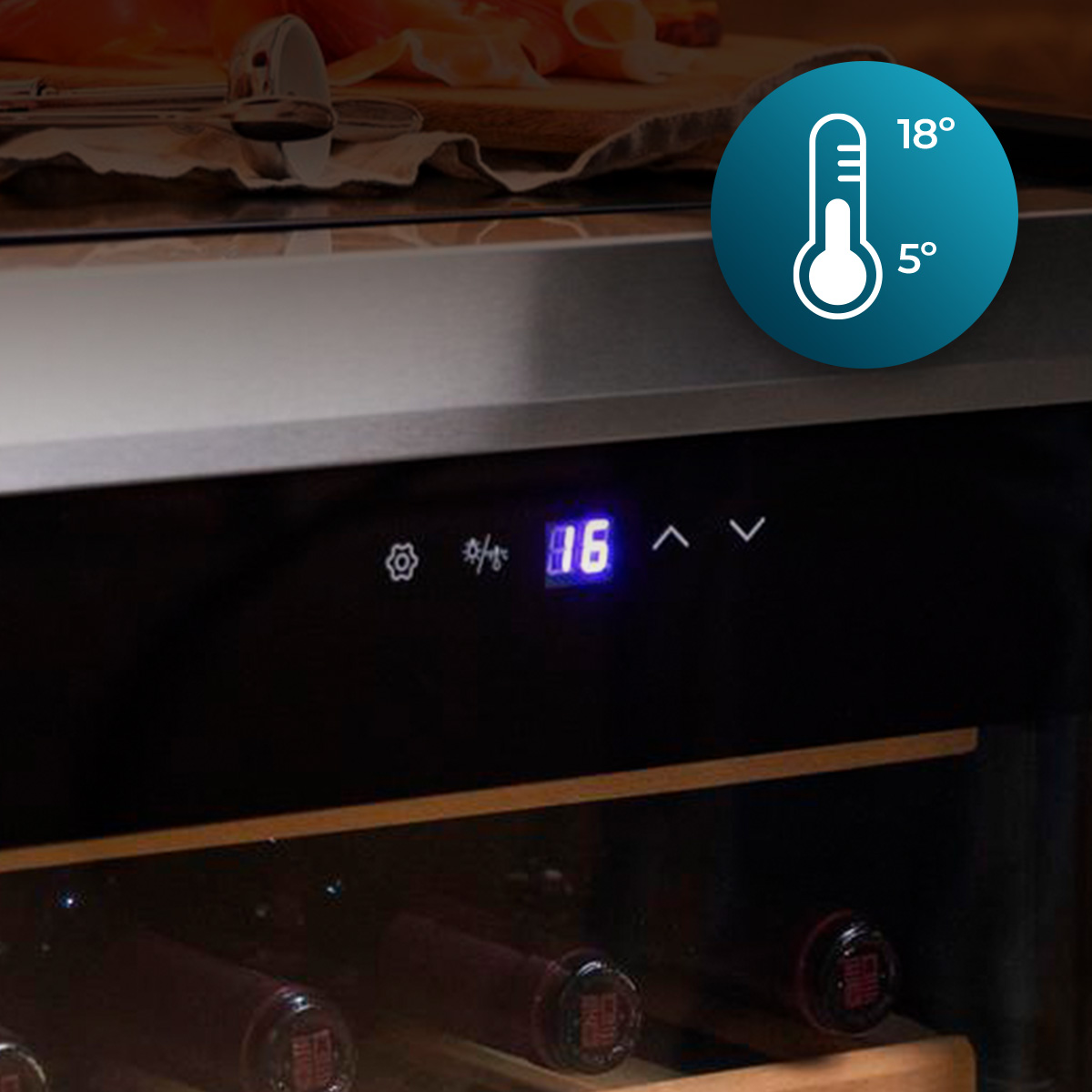 Cantinetta per vino con display digitale, icona della temperatura e ripiani con bottiglie.