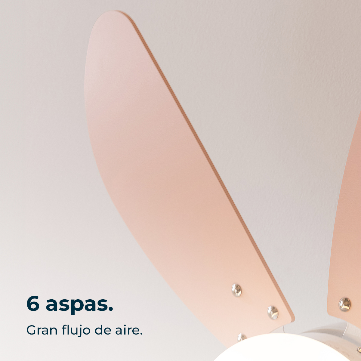 Nahaufnahme der hellrosa Deckenventilatorflügel und der Text 6 aspas Gran flujo de aire.