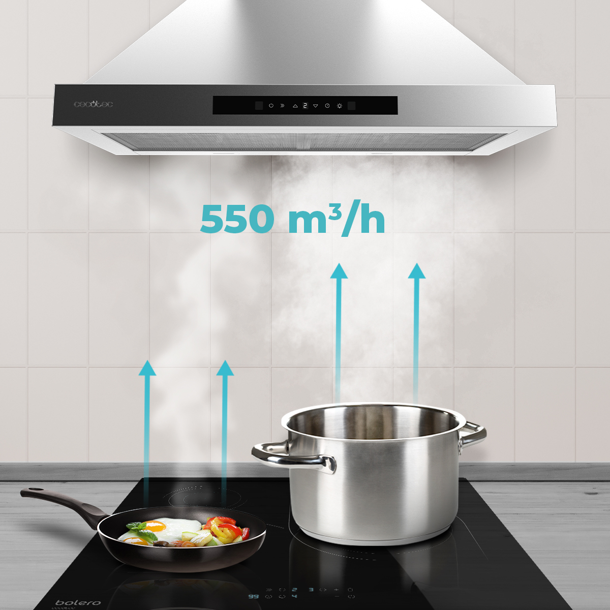 Una campana extractora sobre una placa absorbe el vapor de una olla y una sartén.