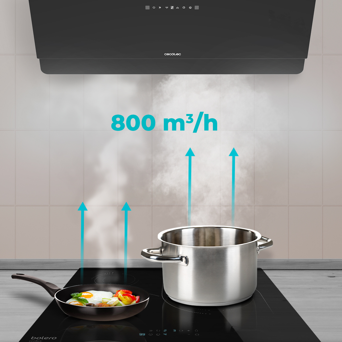 Una campana extractora extrae vapor de una olla y una sartén en una cocina.