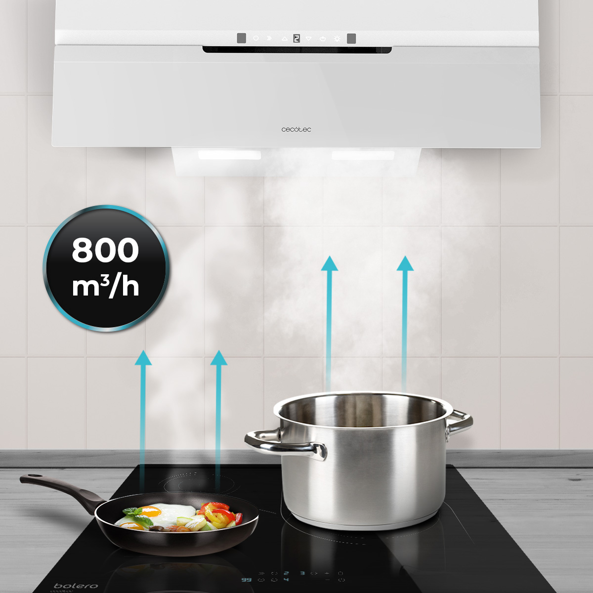 Una campana extractora absorbe el vapor de una olla y una sartén en una placa.