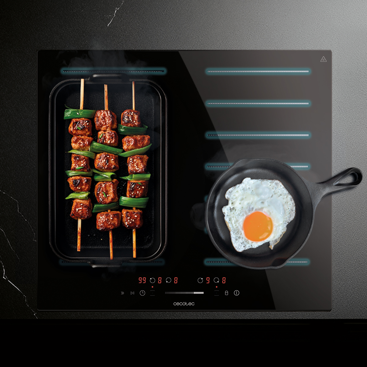 Una placa de inducción negra con brochetas de carne a la izquierda y un huevo frito en una sartén a la derecha.