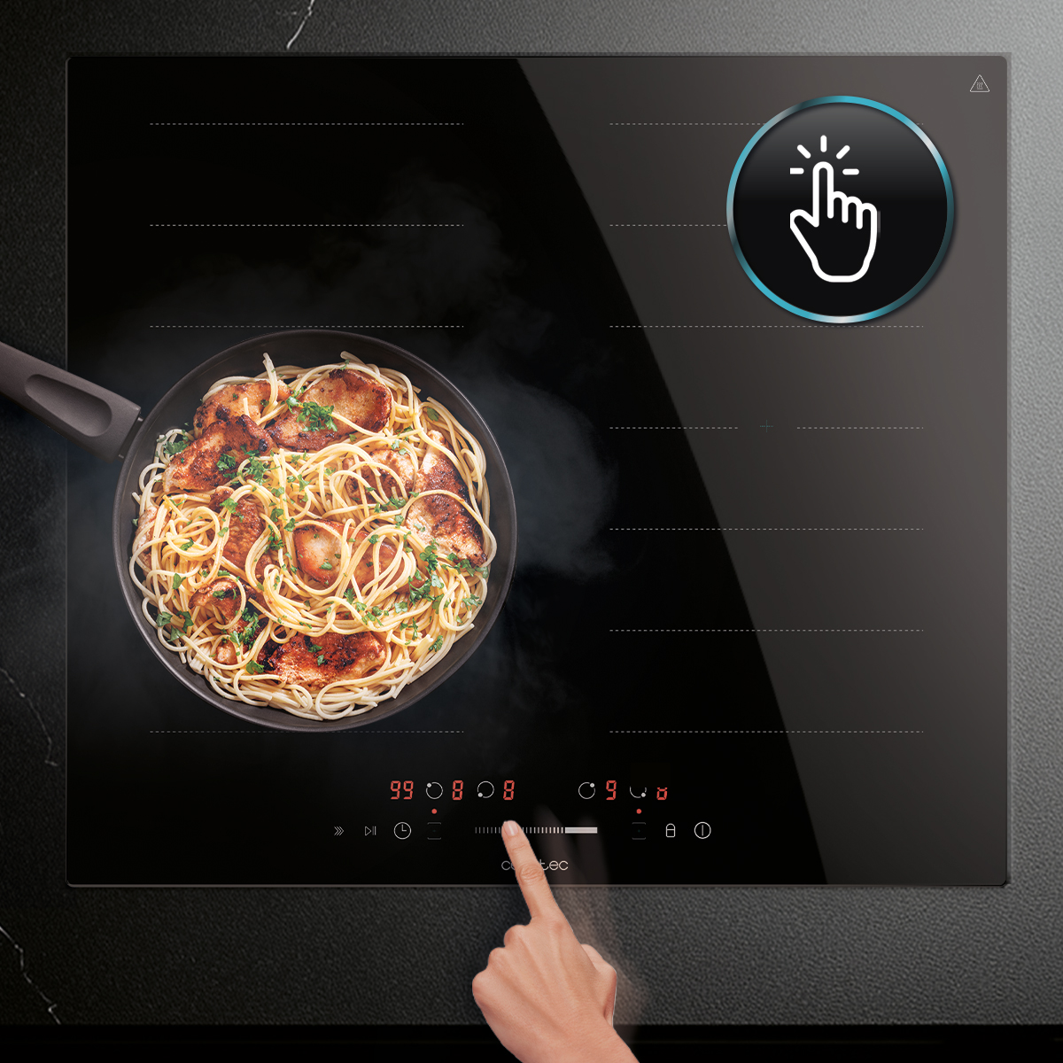 Una mano toca el panel de control digital de una placa de inducción negra con una sartén de pasta y pollo.
