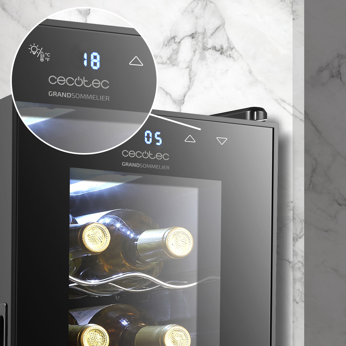 Primo piano di una cantinetta per vino nera Cecotec Grand Sommelier con display e bottiglie.