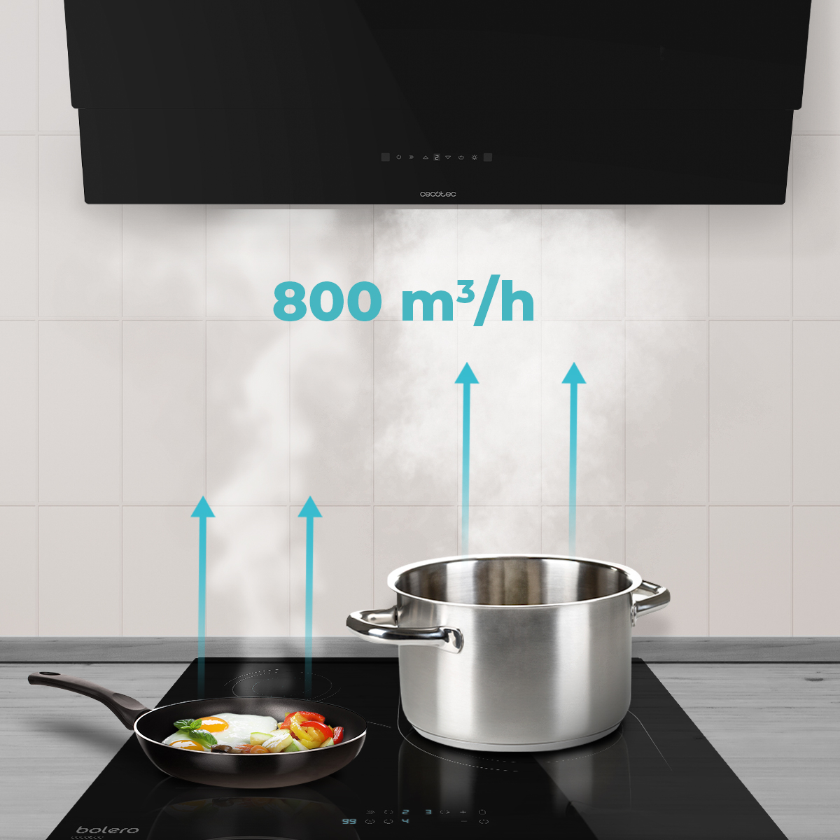 Campana extractora negra sobre placa de inducción con sartén y olla, vapor ascendente y texto 800 m3/h.