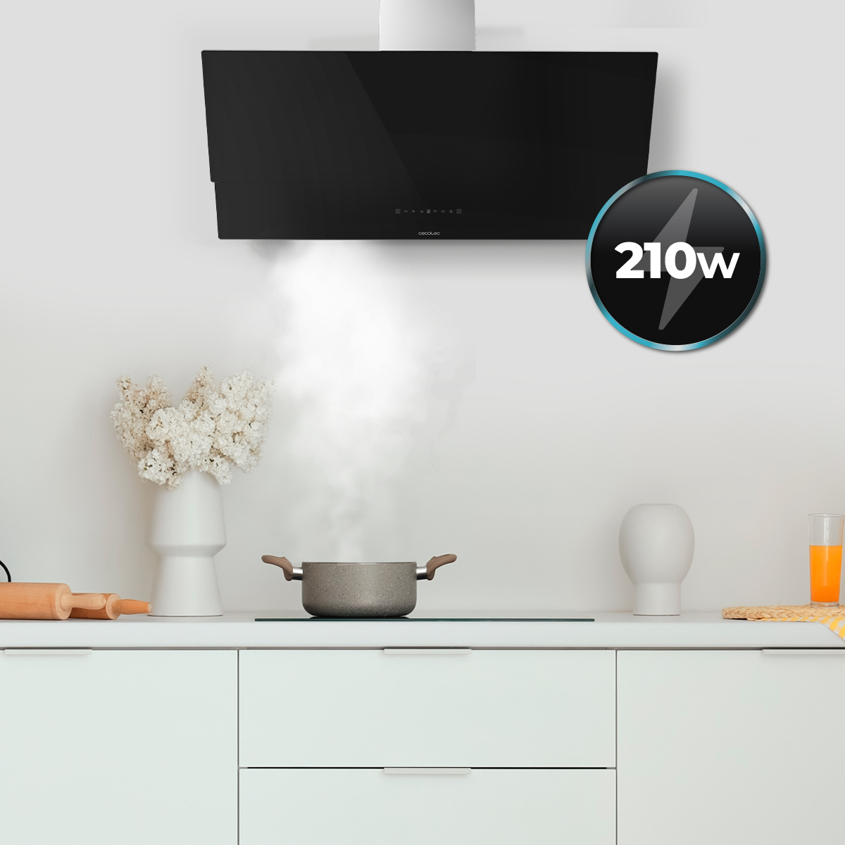 Una campana extractora negra sobre una olla hirviendo, con un icono de 210w a la derecha.