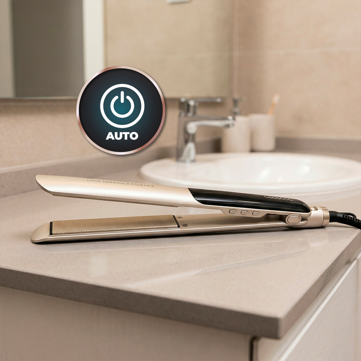 Una piastra per capelli dorata su un mobile da bagno con un lavandino sullo sfondo.