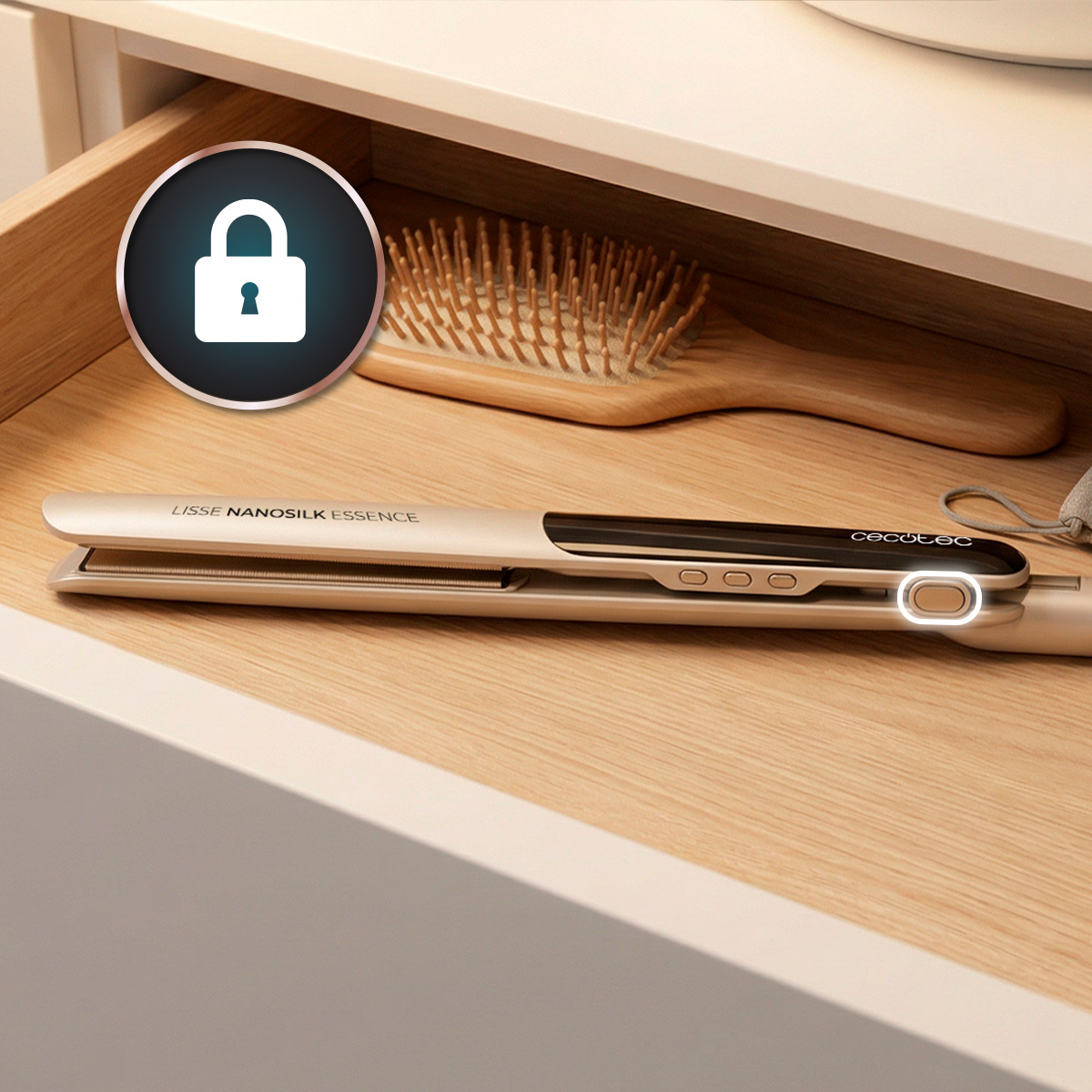Una piastra per capelli dorata e una spazzola di legno in un cassetto aperto con icona lucchetto.