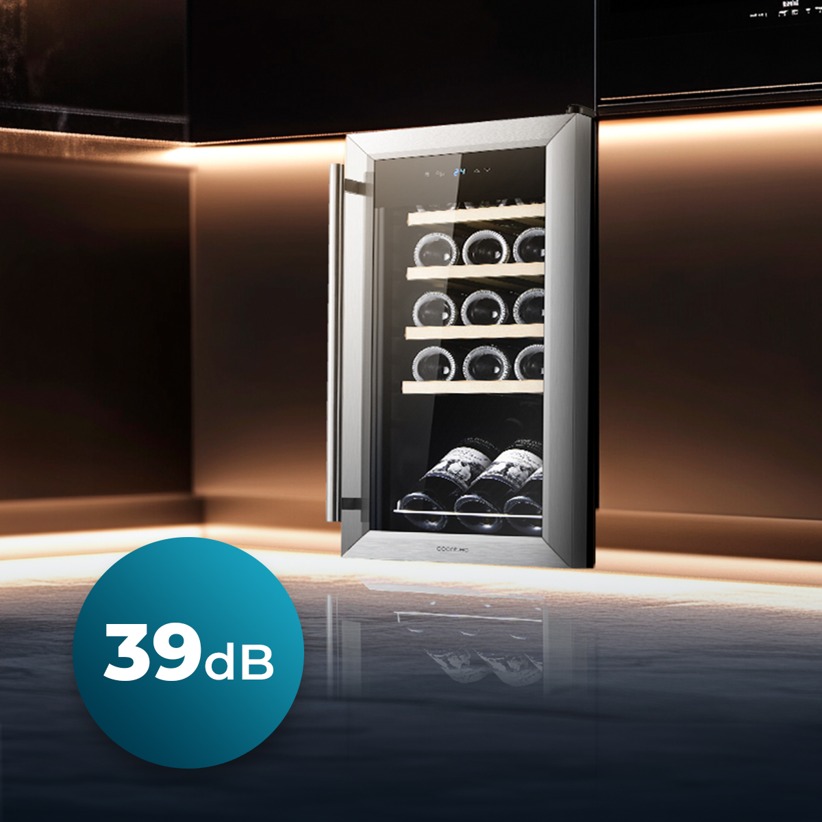 Cantinetta vino in acciaio inox in cucina con ripiani in legno e silenziosi 39dB.