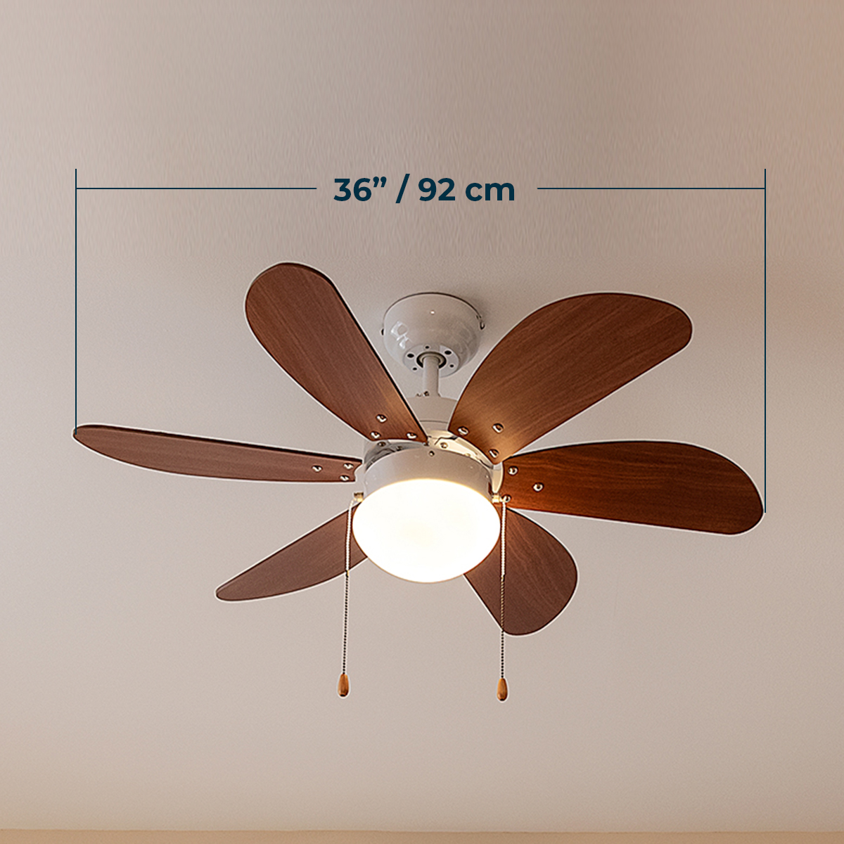 Ein weißer Deckenventilator mit sechs braunen Holzflügeln und integrierter Beleuchtung hat einen Durchmesser von 36 Zoll.