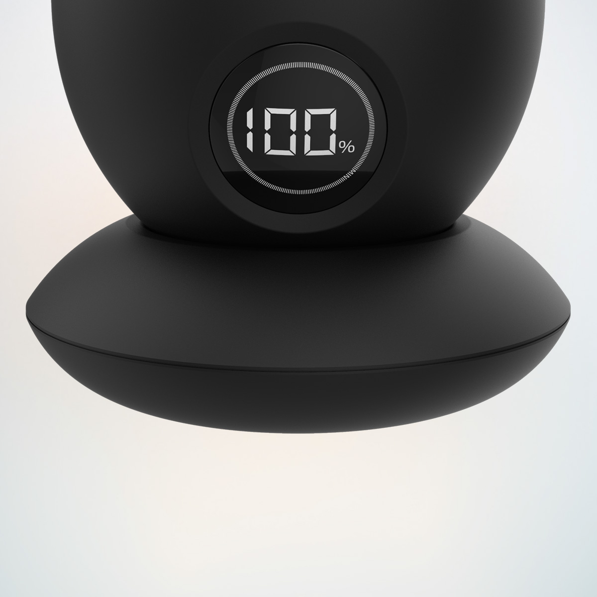 Un elettrodomestico nero mostra un livello di batteria del 100% su un display digitale rotondo.