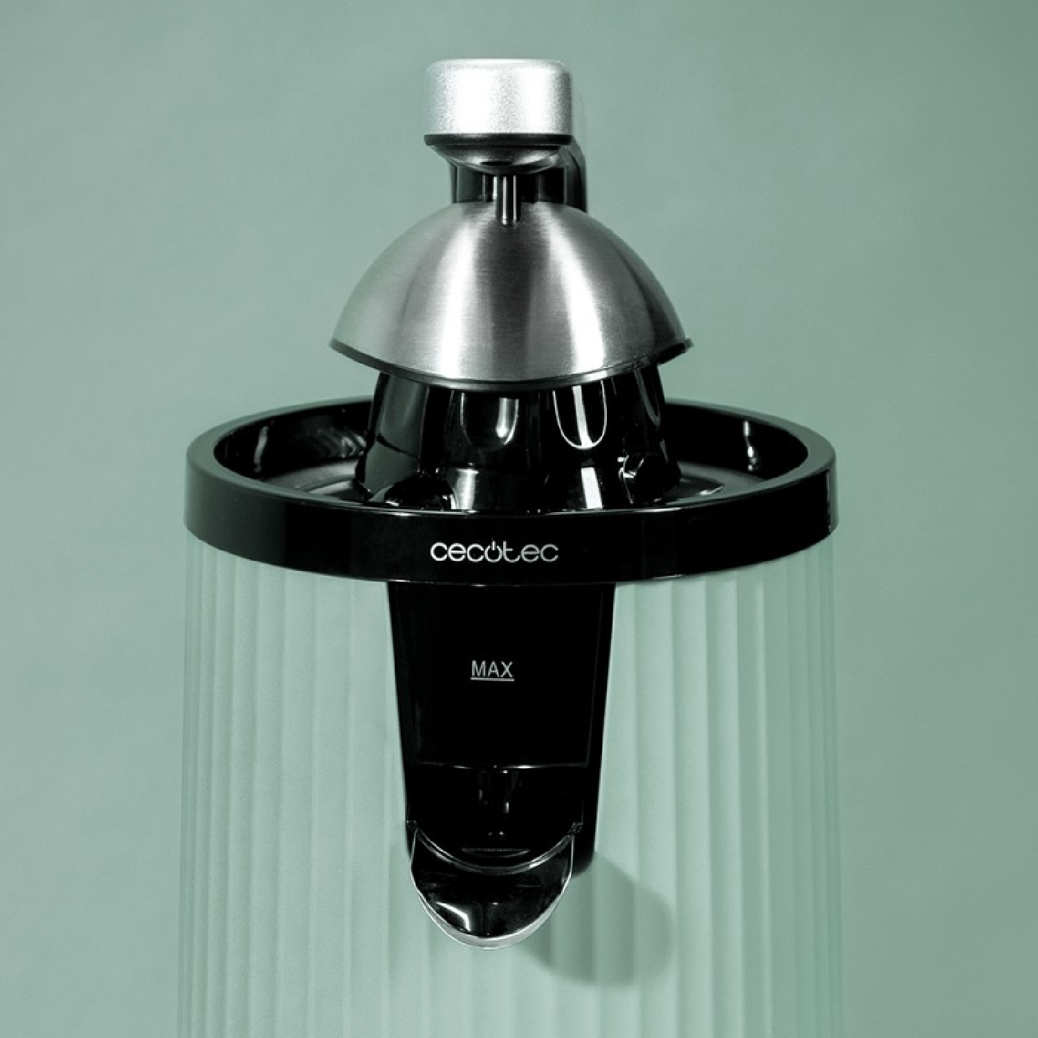 Una centrifuga Cecotec verde menta con bordo nero ed elementi in acciaio inossidabile su sfondo verde.