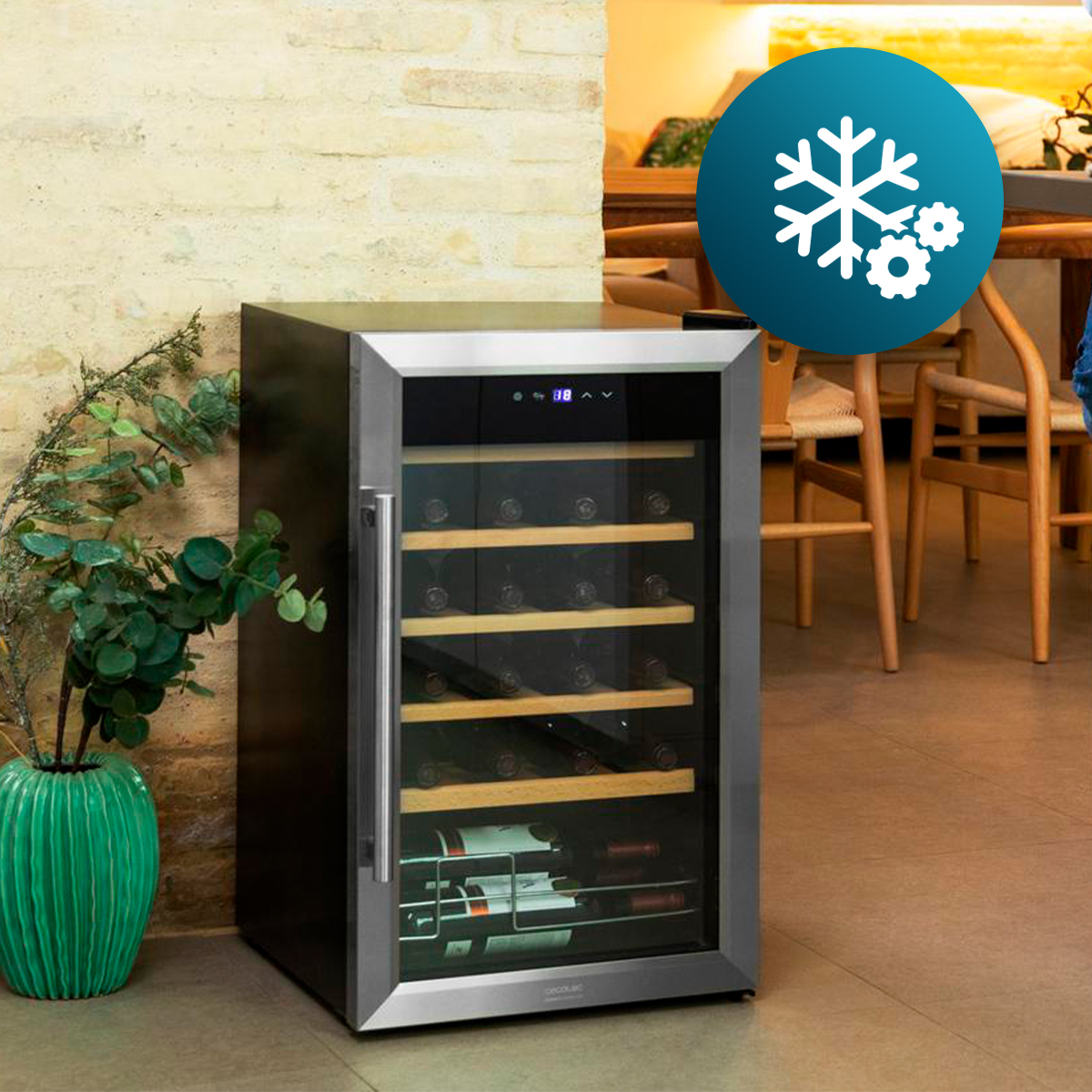 Cantinetta per vino con porta a vetri e ripiani in legno accanto a una pianta verde in una stanza.