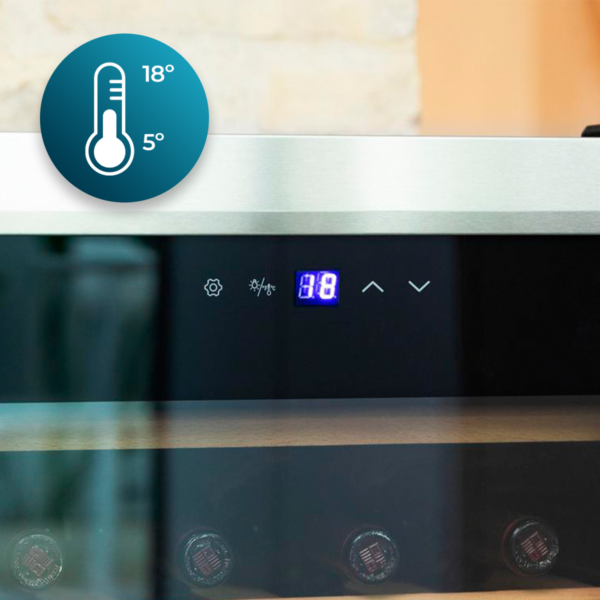 Pannello di controllo di una cantinetta con display LED blu e tasti a sfioramento, con bottiglie di vino sotto.