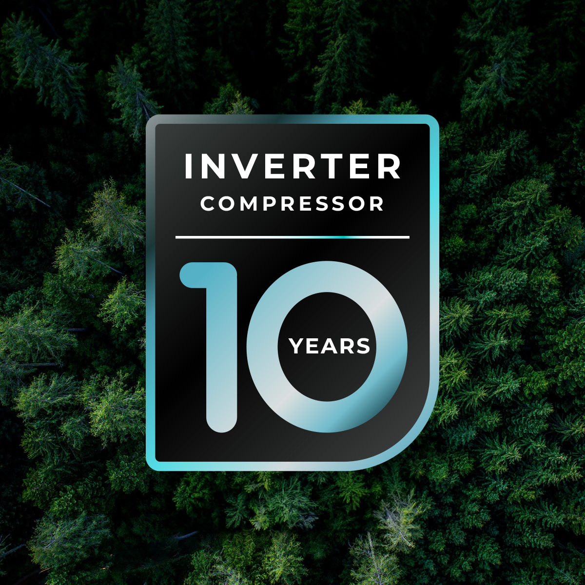 Un letrero negro y azul con Inverter Compressor 10 Years sobre un bosque denso.