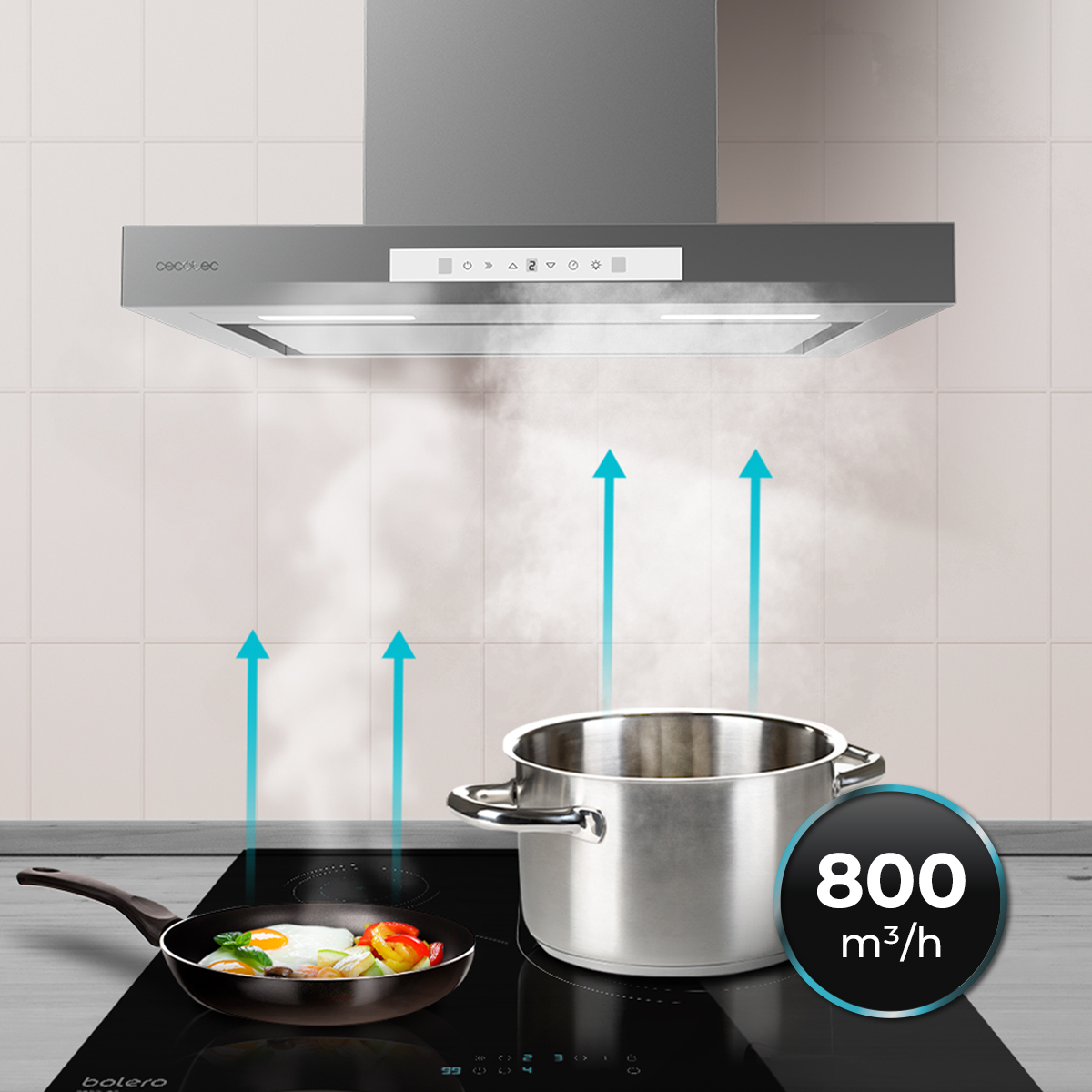 Una campana extractora absorbe vapor de una sartén y olla en una placa, con indicador de 800 m³/h.