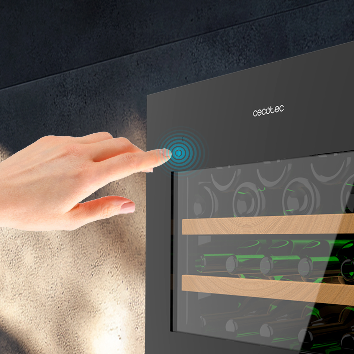 Una mano che tocca il pannello di controllo digitale di una cantinetta Cecotec.