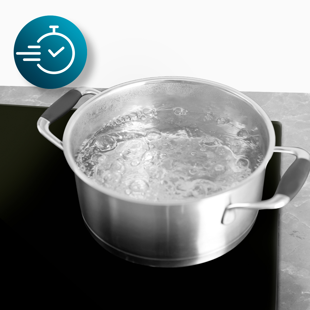 Una olla de acero inoxidable con agua hirviendo en una placa de inducción negra, con un icono de velocidad azul.