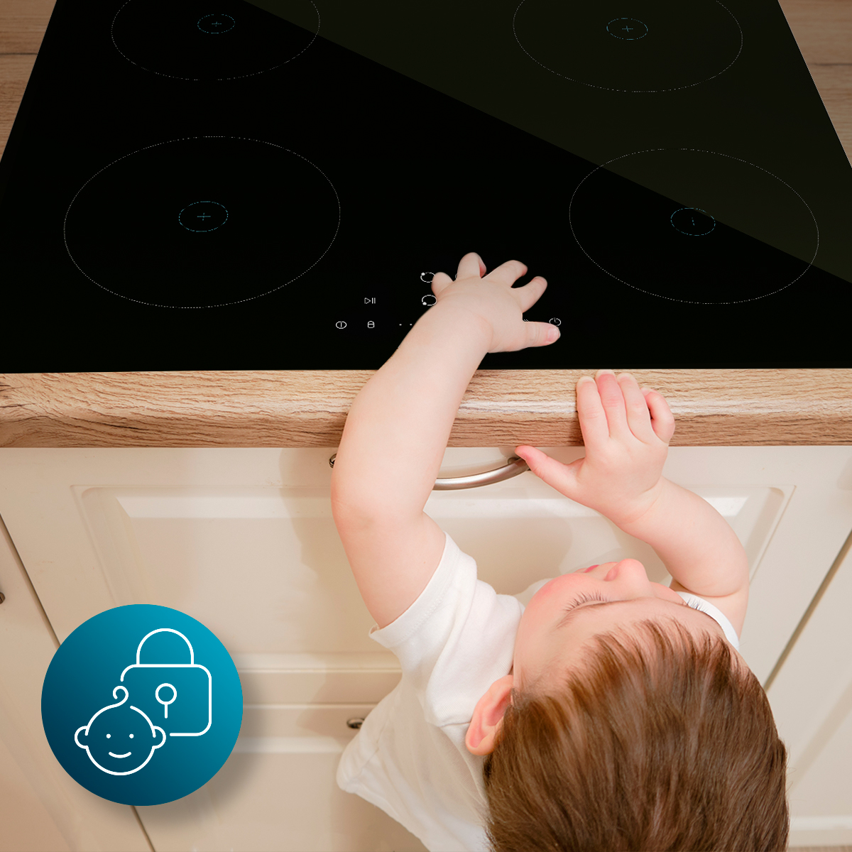 Niño pequeño intentando tocar el panel de control de una placa de inducción.