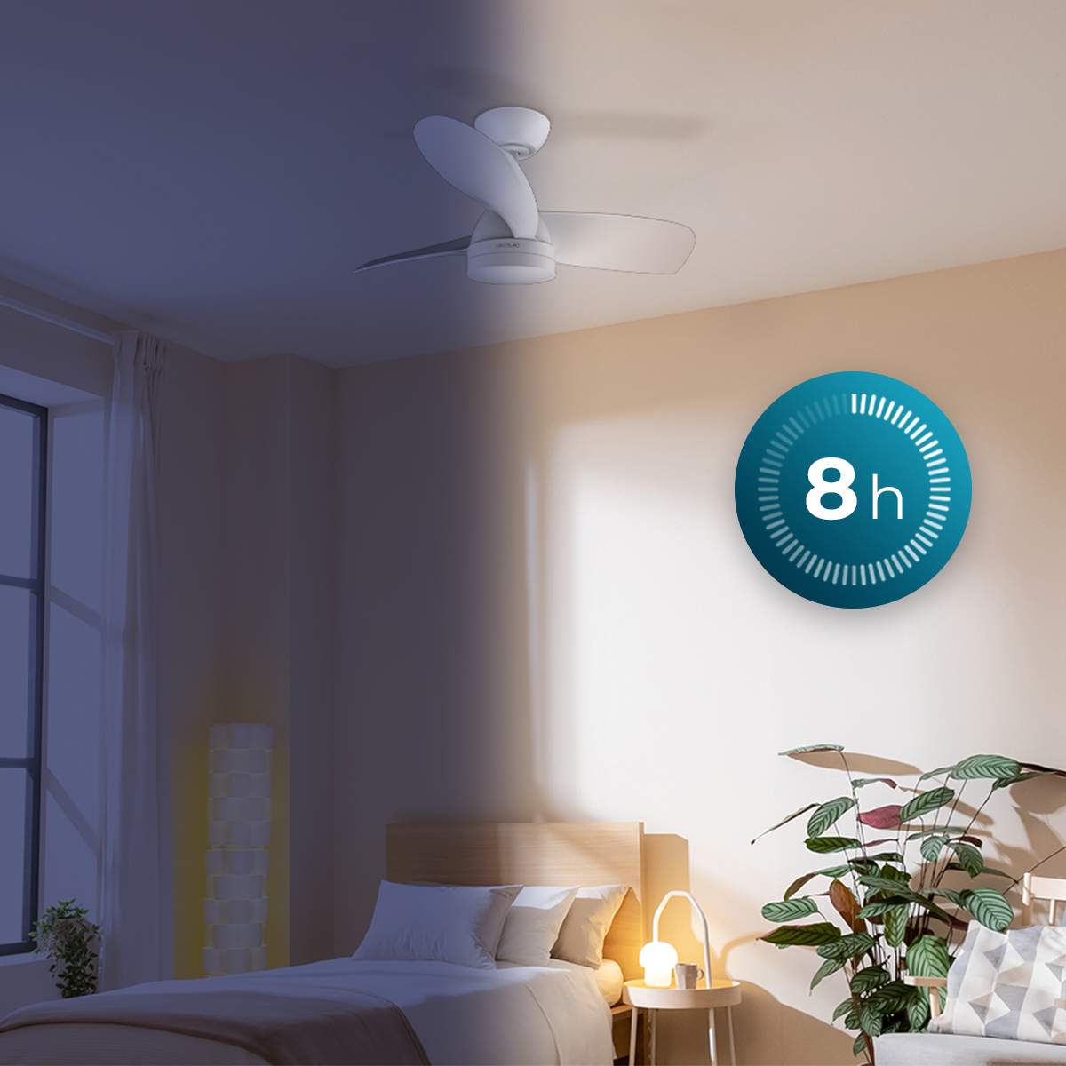 Un ventilatore da soffitto bianco sopra un letto. A destra, un'icona blu indica un timer di 8 ore.