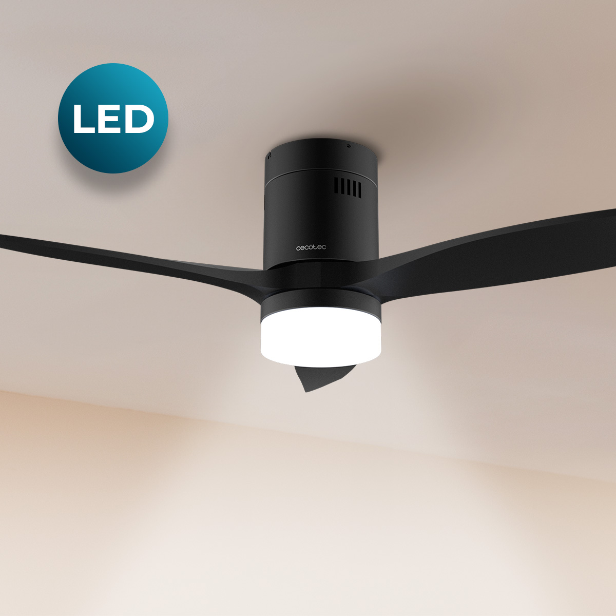 Ein schwarzer Deckenventilator mit heller LED-Leuchte hängt an einer beigefarbenen Decke. Oben links ein blauer LED-Punkt.