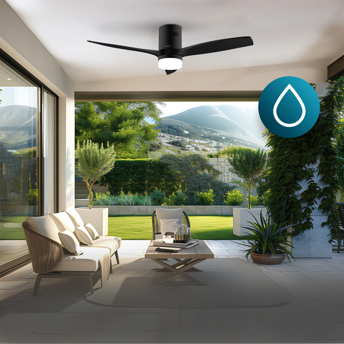 Ein schwarzer Deckenventilator mit Beleuchtung auf einer überdachten Terrasse mit Bergblick.