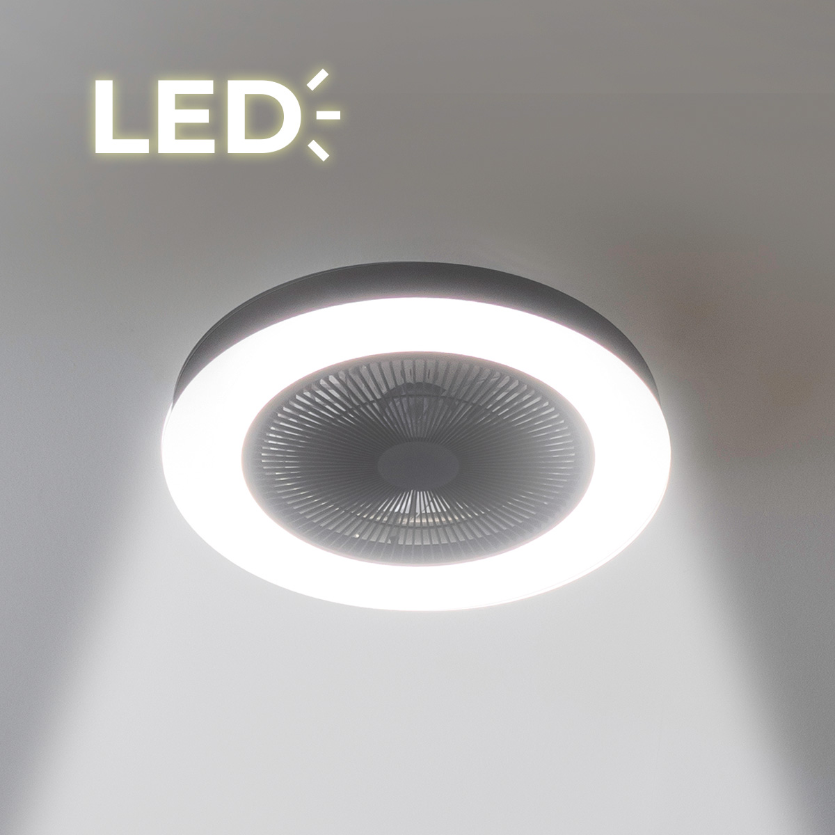 Una luz de techo LED redonda con ventilador integrado brilla intensamente en un techo blanco.