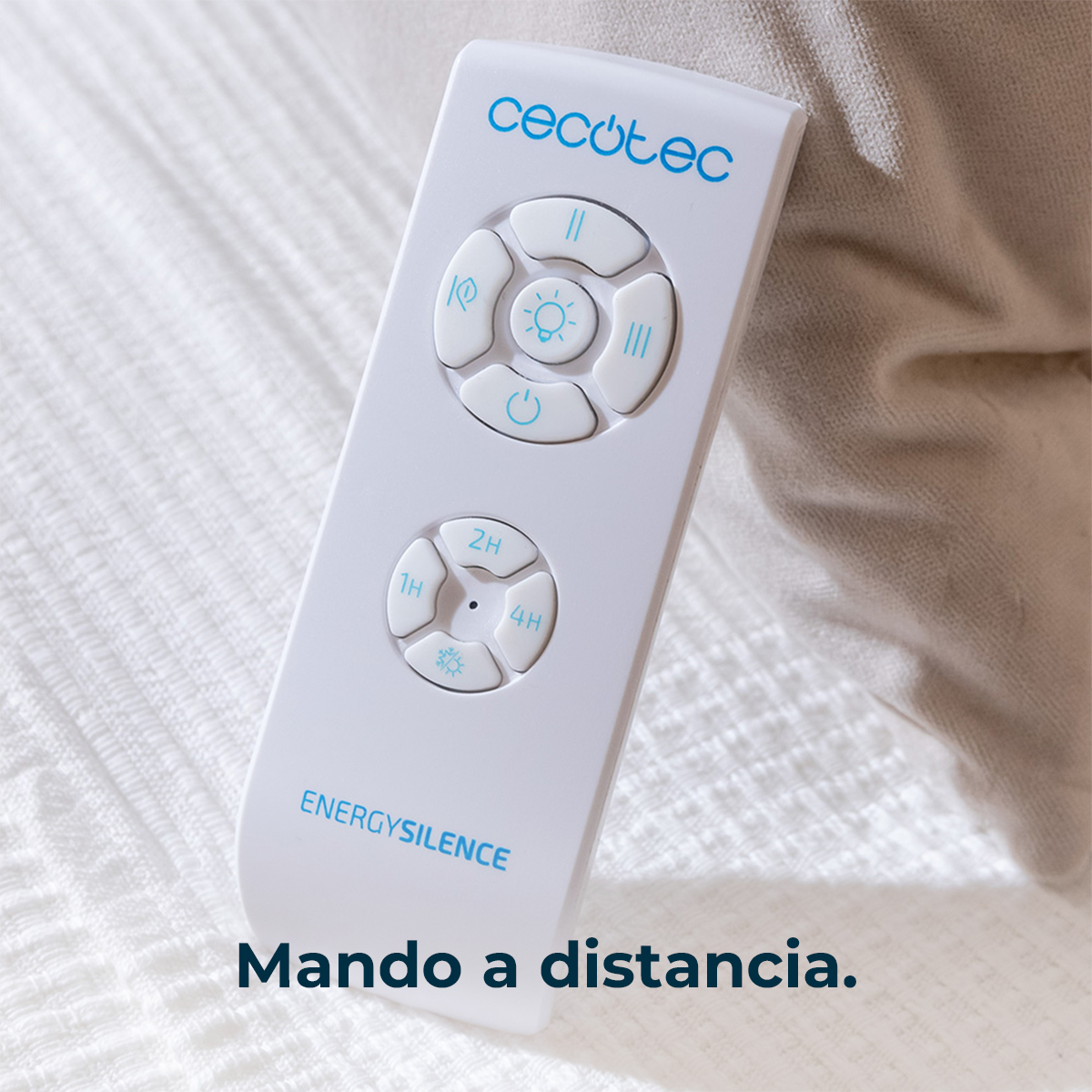 Un telecomando bianco Cecotec EnergySilence su tessuto bianco con testo in basso.